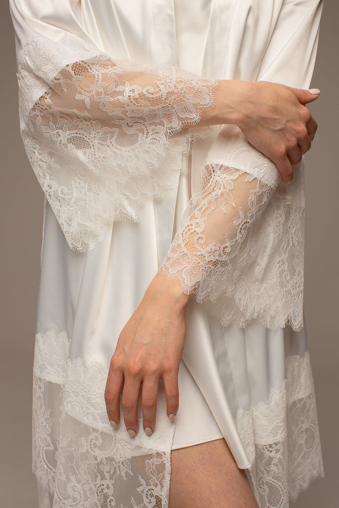 Saint Bride short satin robe with french white lace